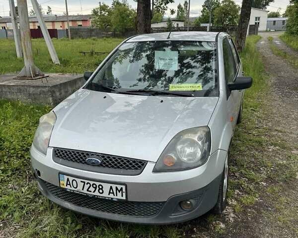 Серый Форд Фиеста, объемом двигателя 1.4 л и пробегом 295 тыс. км за 3500 $, фото 7 на Automoto.ua