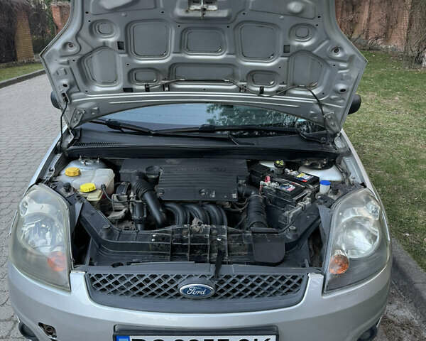 Сірий Форд Фієста, об'ємом двигуна 1.4 л та пробігом 100 тис. км за 4300 $, фото 7 на Automoto.ua