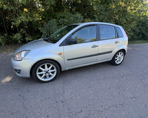 Сірий Форд Фієста, об'ємом двигуна 1.39 л та пробігом 260 тис. км за 4499 $, фото 1 на Automoto.ua