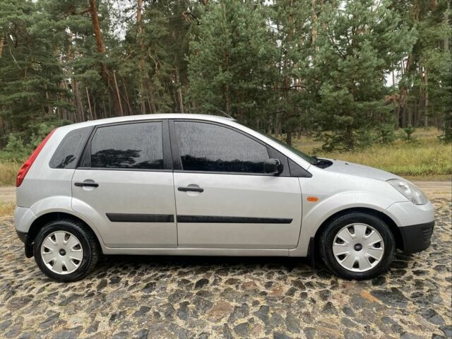 Серый Форд Фиеста, объемом двигателя 1.3 л и пробегом 175 тыс. км за 3950 $, фото 3 на Automoto.ua