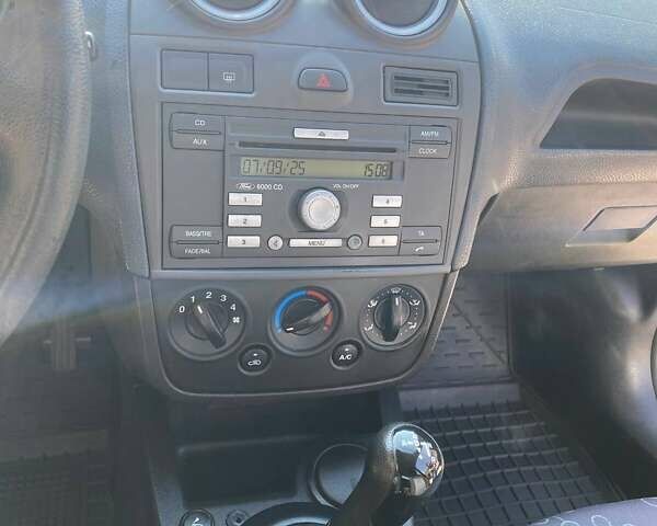 Серый Форд Фиеста, объемом двигателя 1.39 л и пробегом 145 тыс. км за 4100 $, фото 12 на Automoto.ua