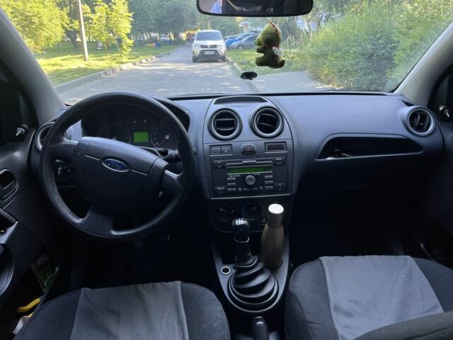 Серый Форд Фиеста, объемом двигателя 1.2 л и пробегом 175 тыс. км за 3900 $, фото 15 на Automoto.ua