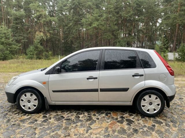 Серый Форд Фиеста, объемом двигателя 1.3 л и пробегом 175 тыс. км за 3950 $, фото 1 на Automoto.ua