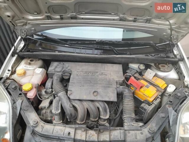 Сірий Форд Фієста, об'ємом двигуна 1.39 л та пробігом 197 тис. км за 3800 $, фото 5 на Automoto.ua