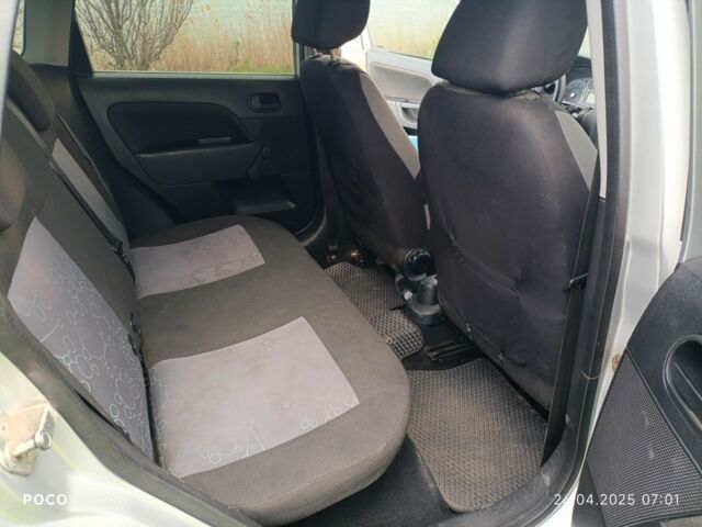 Серый Форд Фиеста, объемом двигателя 1.2 л и пробегом 226 тыс. км за 3800 $, фото 6 на Automoto.ua