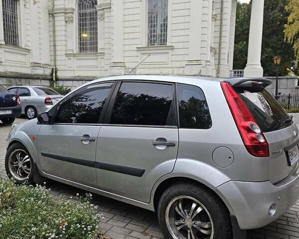 Сірий Форд Фієста, об'ємом двигуна 1.39 л та пробігом 130 тис. км за 5200 $, фото 3 на Automoto.ua