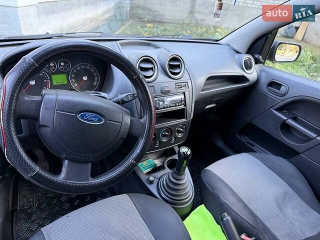 Сірий Форд Фієста, об'ємом двигуна 1.39 л та пробігом 149 тис. км за 3500 $, фото 7 на Automoto.ua