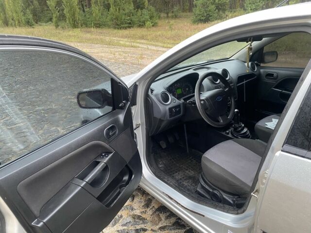 Серый Форд Фиеста, объемом двигателя 1.3 л и пробегом 175 тыс. км за 3950 $, фото 8 на Automoto.ua