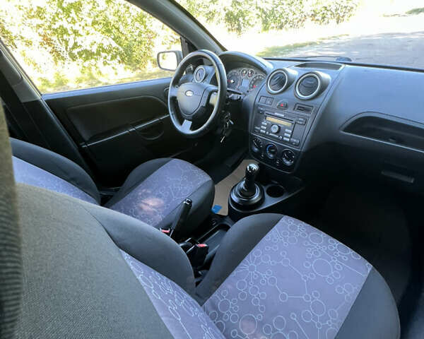 Сірий Форд Фієста, об'ємом двигуна 1.39 л та пробігом 260 тис. км за 4499 $, фото 15 на Automoto.ua