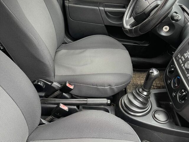 Серый Форд Фиеста, объемом двигателя 1.4 л и пробегом 230 тыс. км за 2800 $, фото 5 на Automoto.ua