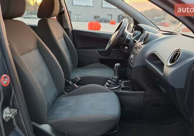 Сірий Форд Фієста, об'ємом двигуна 1.39 л та пробігом 250 тис. км за 4400 $, фото 10 на Automoto.ua