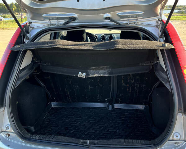 Серый Форд Фиеста, объемом двигателя 1.24 л и пробегом 174 тыс. км за 4200 $, фото 7 на Automoto.ua