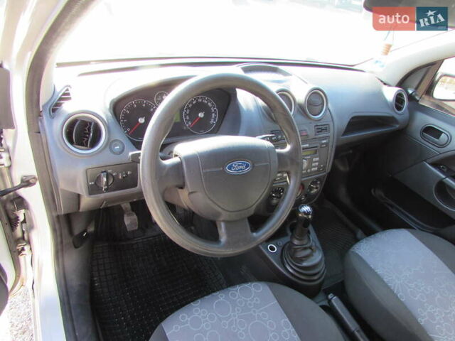 Серый Форд Фиеста, объемом двигателя 1.39 л и пробегом 223 тыс. км за 4200 $, фото 6 на Automoto.ua