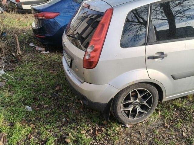 Серый Форд Фиеста, объемом двигателя 1 л и пробегом 300 тыс. км за 3069 $, фото 2 на Automoto.ua