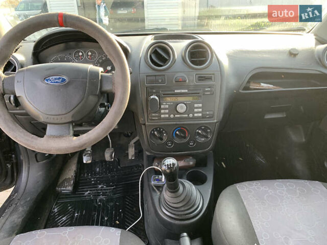 Сірий Форд Фієста, об'ємом двигуна 1.4 л та пробігом 161 тис. км за 2750 $, фото 10 на Automoto.ua