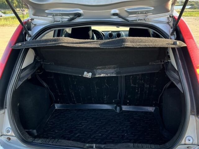 Серый Форд Фиеста, объемом двигателя 1.2 л и пробегом 175 тыс. км за 3900 $, фото 8 на Automoto.ua