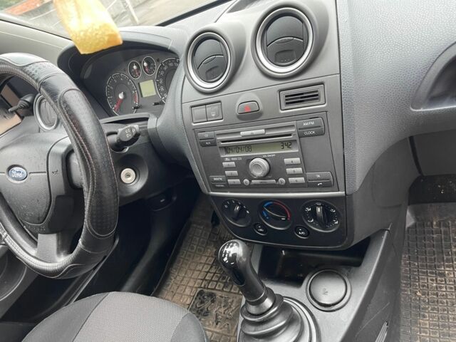 Серый Форд Фиеста, объемом двигателя 1.4 л и пробегом 230 тыс. км за 2800 $, фото 7 на Automoto.ua