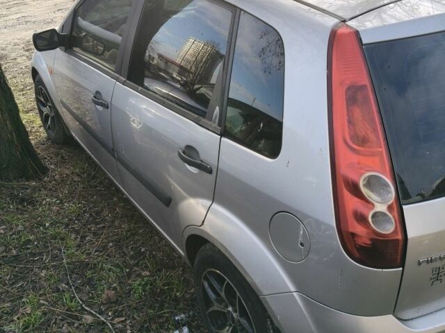 Серый Форд Фиеста, объемом двигателя 1 л и пробегом 300 тыс. км за 3069 $, фото 1 на Automoto.ua