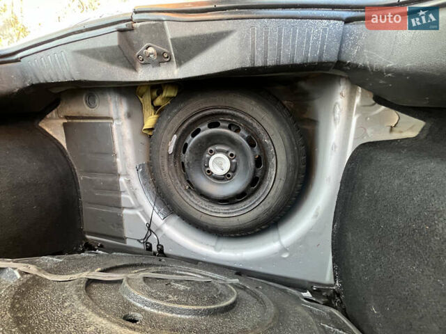 Серый Форд Фиеста, объемом двигателя 1.24 л и пробегом 174 тыс. км за 4200 $, фото 9 на Automoto.ua