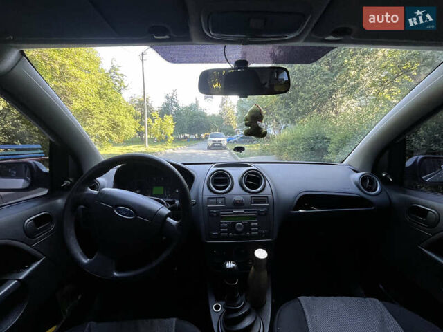 Серый Форд Фиеста, объемом двигателя 1.24 л и пробегом 174 тыс. км за 4200 $, фото 2 на Automoto.ua