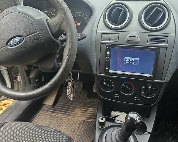 Сірий Форд Фієста, об'ємом двигуна 1.39 л та пробігом 130 тис. км за 5200 $, фото 9 на Automoto.ua