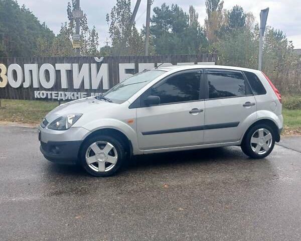 Сірий Форд Фієста, об'ємом двигуна 1.39 л та пробігом 240 тис. км за 4100 $, фото 5 на Automoto.ua