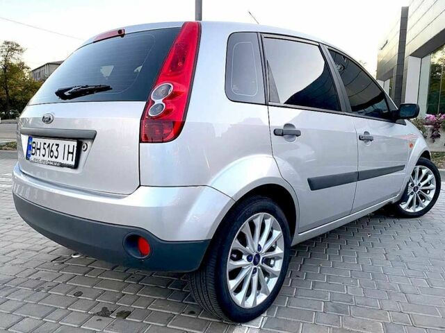 Серый Форд Фиеста, объемом двигателя 1.4 л и пробегом 95 тыс. км за 4300 $, фото 1 на Automoto.ua