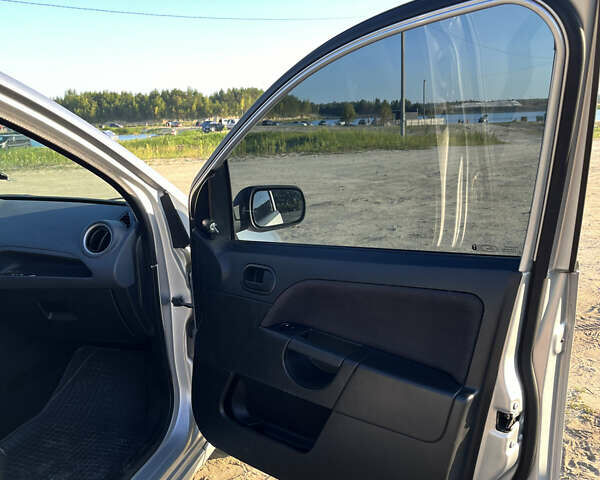 Серый Форд Фиеста, объемом двигателя 1.24 л и пробегом 174 тыс. км за 4200 $, фото 4 на Automoto.ua