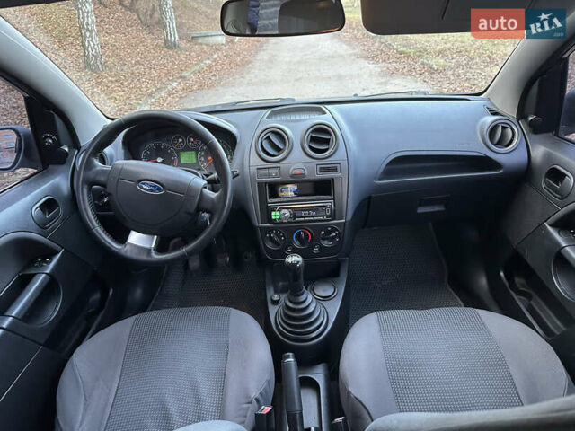 Сірий Форд Фієста, об'ємом двигуна 1.24 л та пробігом 234 тис. км за 4200 $, фото 18 на Automoto.ua