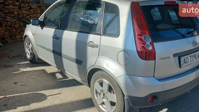 Серый Форд Фиеста, объемом двигателя 1.4 л и пробегом 295 тыс. км за 3500 $, фото 4 на Automoto.ua