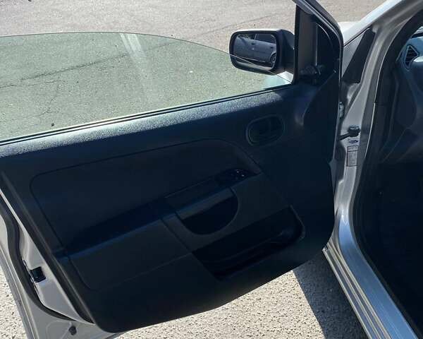 Серый Форд Фиеста, объемом двигателя 1.39 л и пробегом 145 тыс. км за 4100 $, фото 17 на Automoto.ua