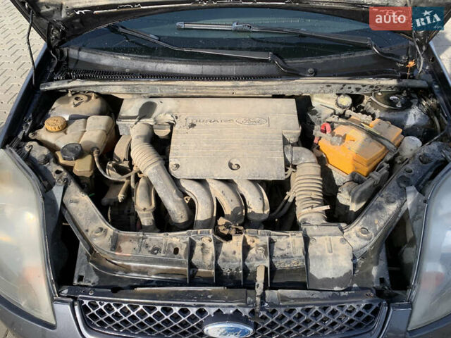 Сірий Форд Фієста, об'ємом двигуна 1.4 л та пробігом 161 тис. км за 2750 $, фото 12 на Automoto.ua