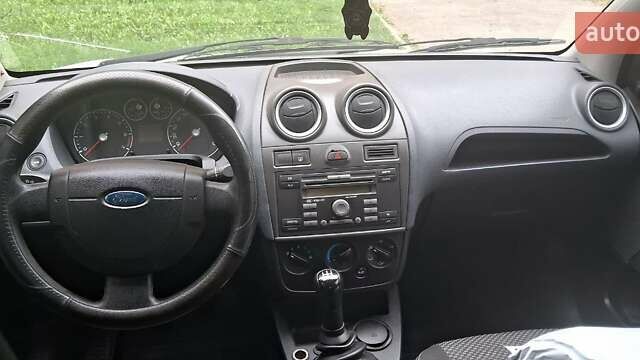 Серый Форд Фиеста, объемом двигателя 1.24 л и пробегом 149 тыс. км за 4350 $, фото 3 на Automoto.ua