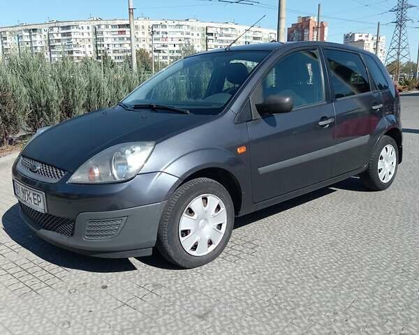 Серый Форд Фиеста, объемом двигателя 1.25 л и пробегом 129 тыс. км за 4900 $, фото 5 на Automoto.ua