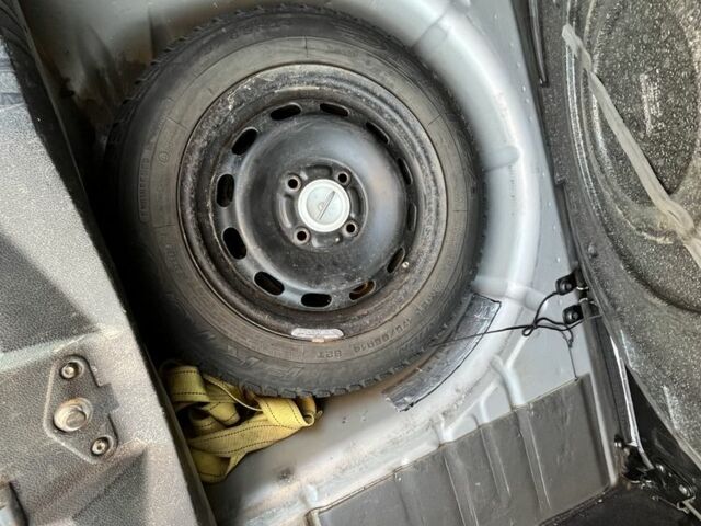 Серый Форд Фиеста, объемом двигателя 1.2 л и пробегом 175 тыс. км за 3900 $, фото 9 на Automoto.ua