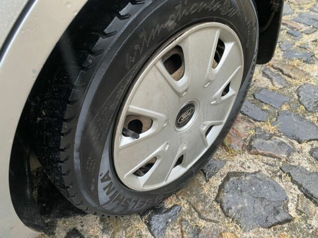 Серый Форд Фиеста, объемом двигателя 1.3 л и пробегом 175 тыс. км за 3950 $, фото 4 на Automoto.ua