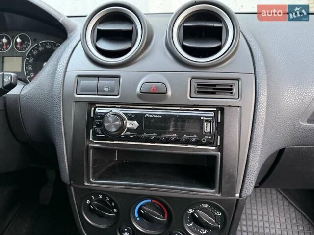 Сірий Форд Фієста, об'ємом двигуна 1.39 л та пробігом 149 тис. км за 3500 $, фото 6 на Automoto.ua