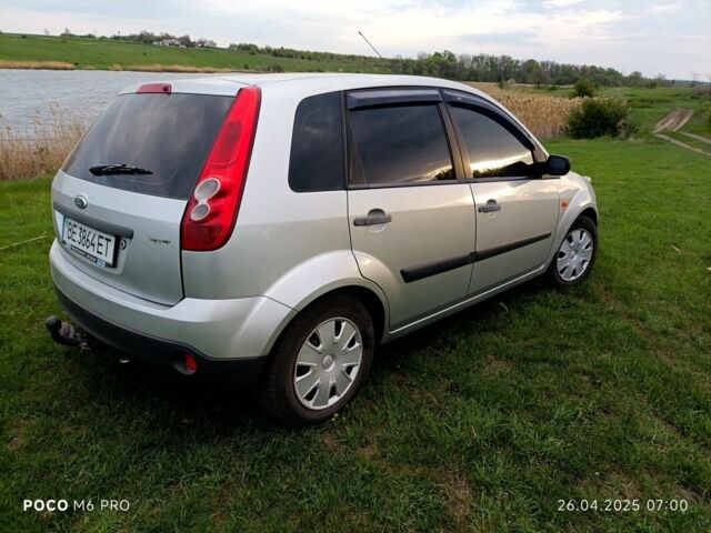 Серый Форд Фиеста, объемом двигателя 1.2 л и пробегом 226 тыс. км за 3800 $, фото 2 на Automoto.ua