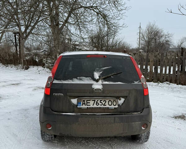 Серый Форд Фиеста, объемом двигателя 1.39 л и пробегом 214 тыс. км за 3600 $, фото 4 на Automoto.ua