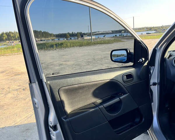 Серый Форд Фиеста, объемом двигателя 1.24 л и пробегом 174 тыс. км за 4200 $, фото 8 на Automoto.ua