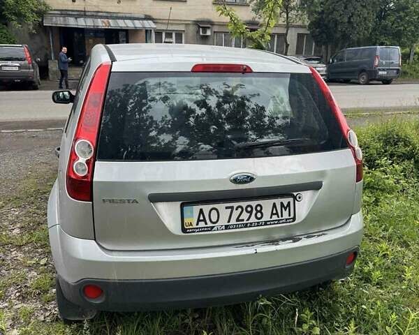 Серый Форд Фиеста, объемом двигателя 1.4 л и пробегом 295 тыс. км за 3500 $, фото 9 на Automoto.ua