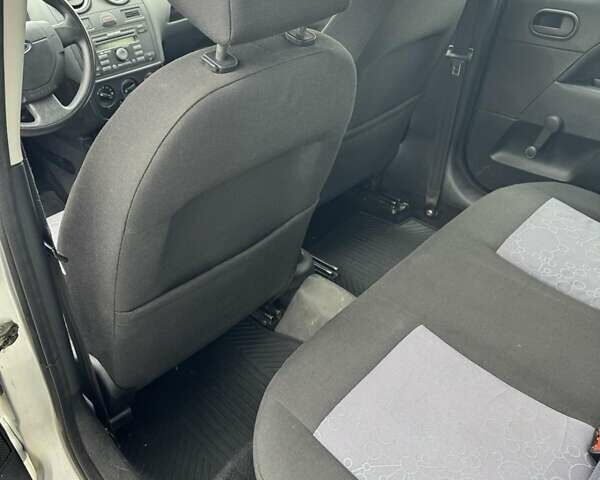 Серый Форд Фиеста, объемом двигателя 1.4 л и пробегом 295 тыс. км за 3500 $, фото 2 на Automoto.ua