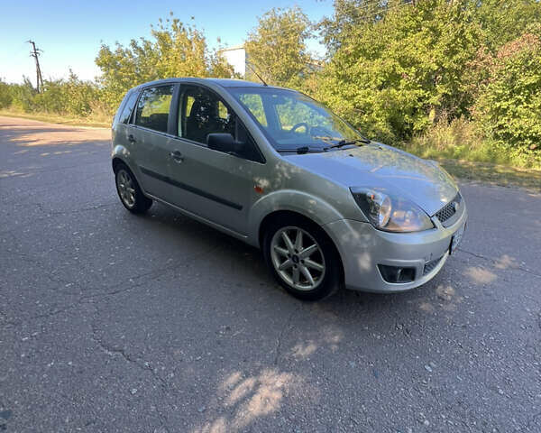 Сірий Форд Фієста, об'ємом двигуна 1.39 л та пробігом 260 тис. км за 4499 $, фото 3 на Automoto.ua
