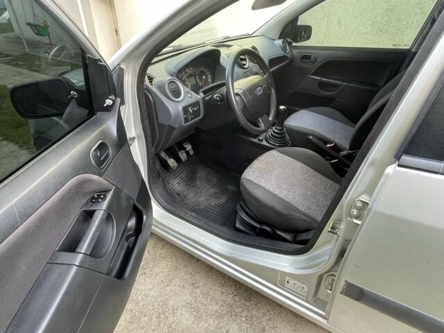 Сірий Форд Фієста, об'ємом двигуна 1.4 л та пробігом 300 тис. км за 2999 $, фото 7 на Automoto.ua