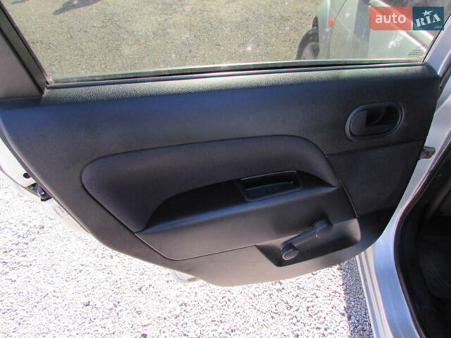 Серый Форд Фиеста, объемом двигателя 1.39 л и пробегом 223 тыс. км за 4200 $, фото 9 на Automoto.ua
