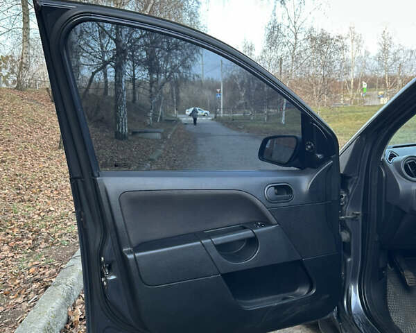 Серый Форд Фиеста, объемом двигателя 1.24 л и пробегом 234 тыс. км за 4200 $, фото 6 на Automoto.ua