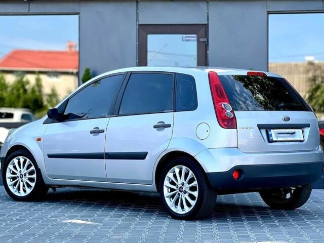 Серый Форд Фиеста, объемом двигателя 1.4 л и пробегом 95 тыс. км за 4300 $, фото 6 на Automoto.ua