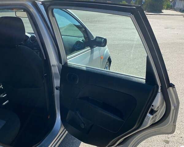 Серый Форд Фиеста, объемом двигателя 1.39 л и пробегом 145 тыс. км за 4100 $, фото 9 на Automoto.ua