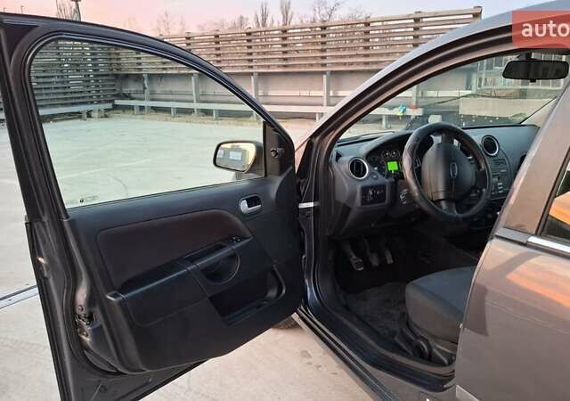 Сірий Форд Фієста, об'ємом двигуна 1.39 л та пробігом 250 тис. км за 4400 $, фото 5 на Automoto.ua