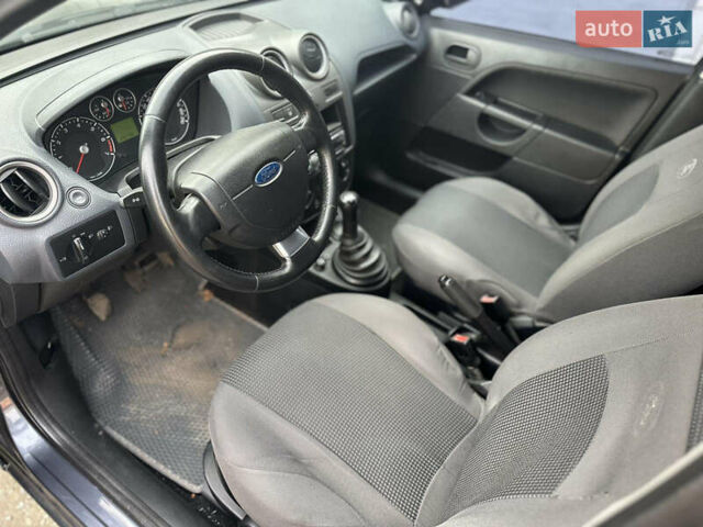 Сірий Форд Фієста, об'ємом двигуна 1.24 л та пробігом 234 тис. км за 4200 $, фото 3 на Automoto.ua